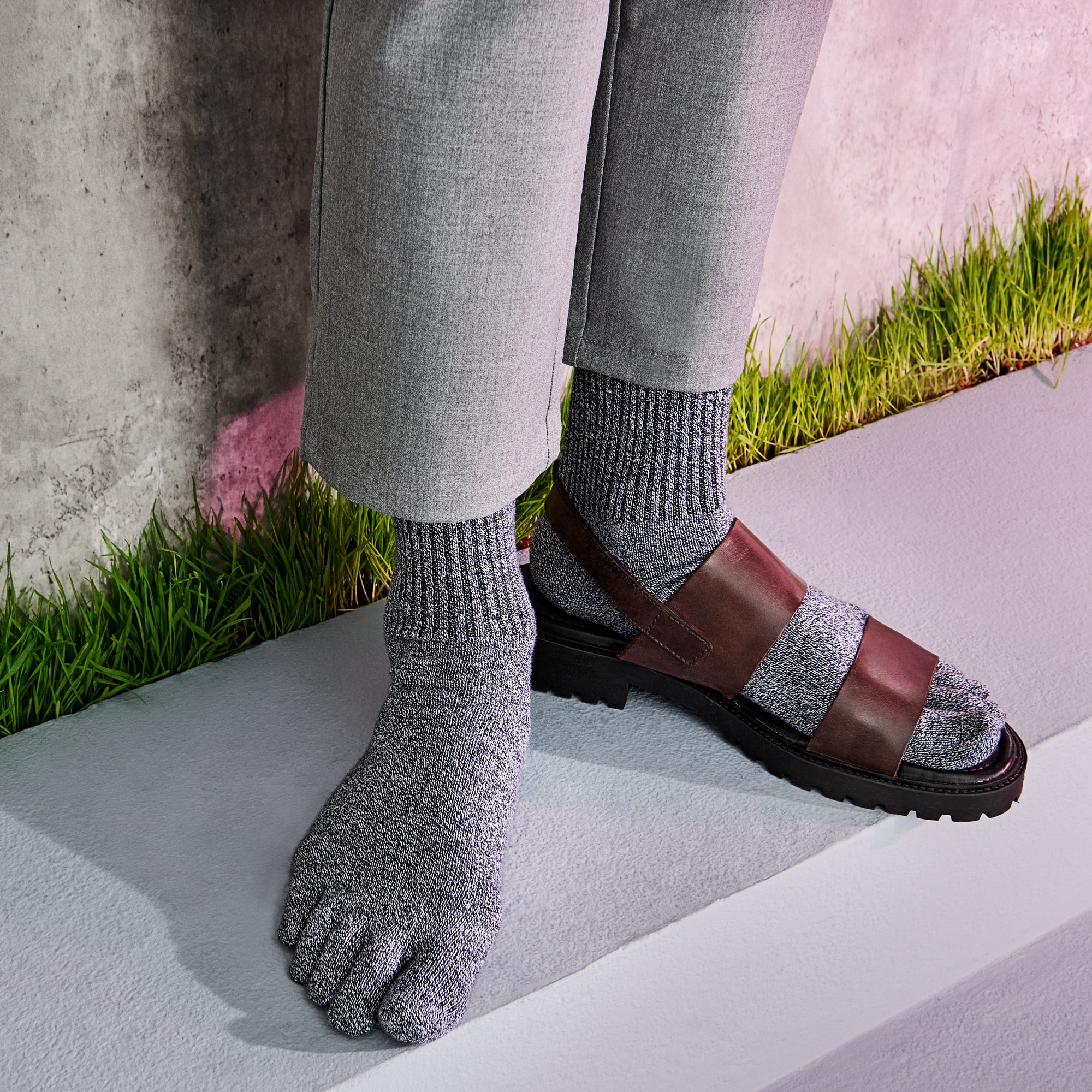 Loose-Fit Cotton Toe  Crew Socks - Image 4