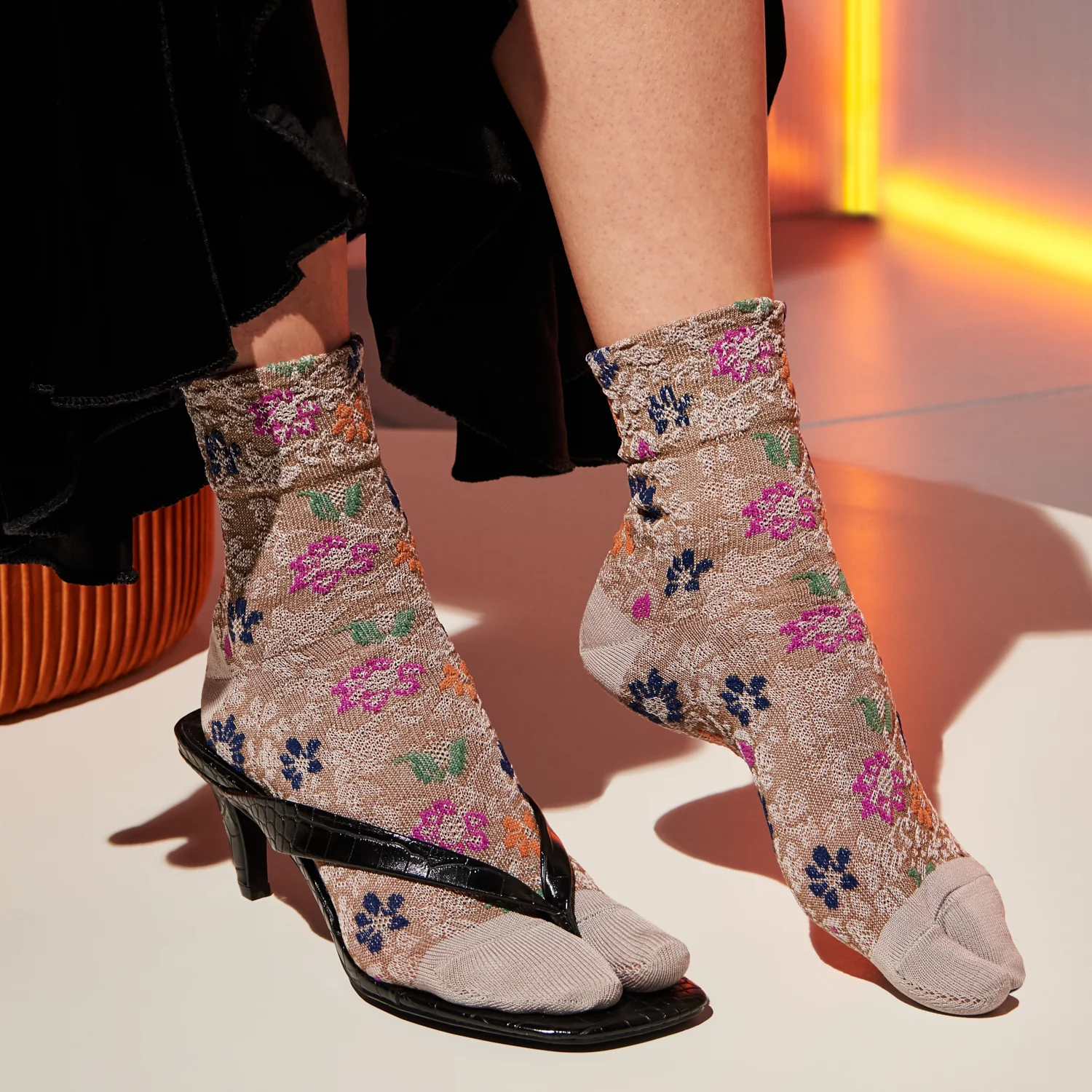 Float Flower Cotton Tabi Crew Socks - Image 3